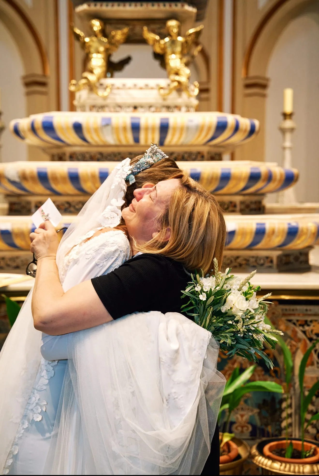 Mercedes Serrano abrazando a una novia el día de su boda
