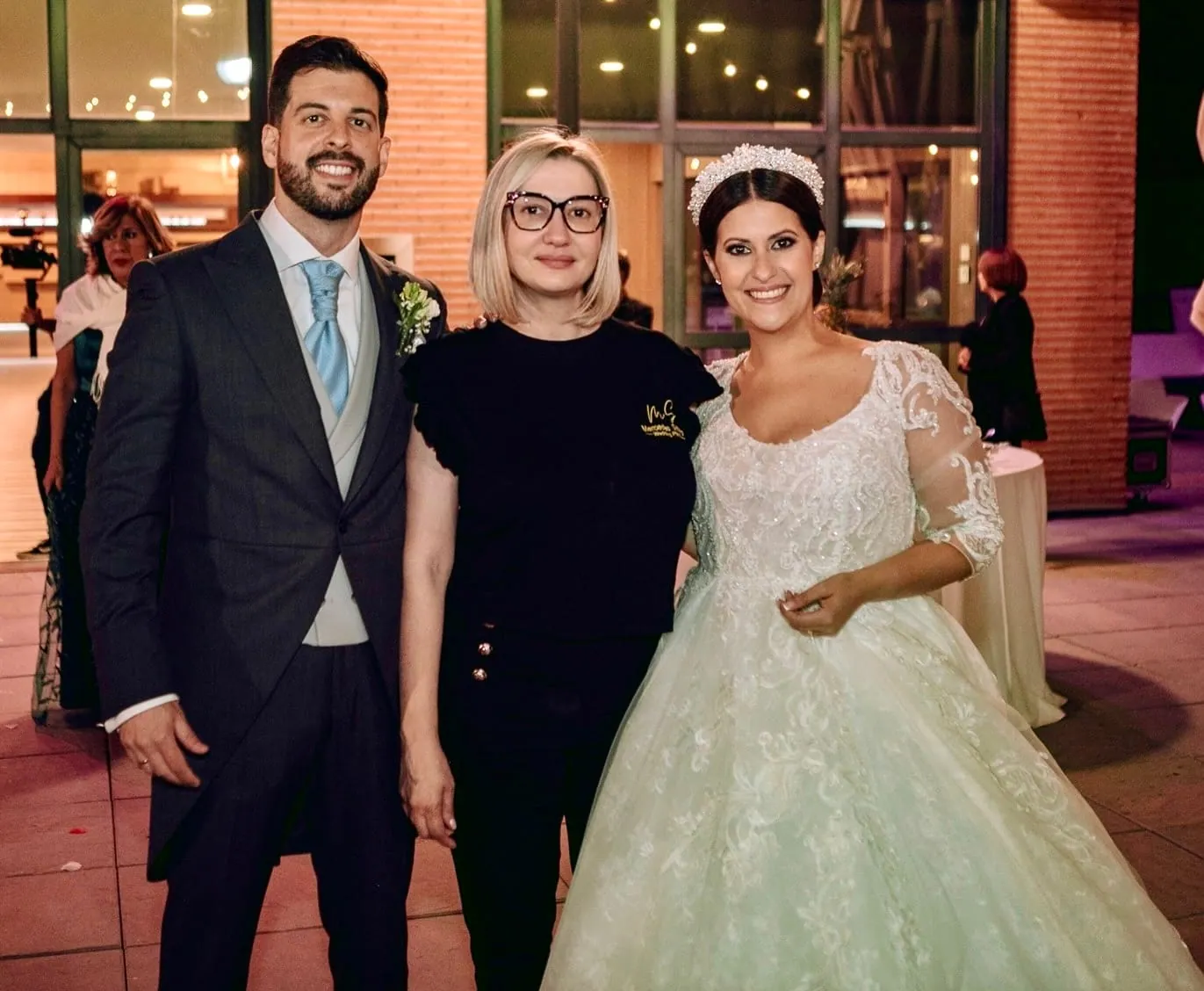 Mercedes Serrano with a couple on their wedding day