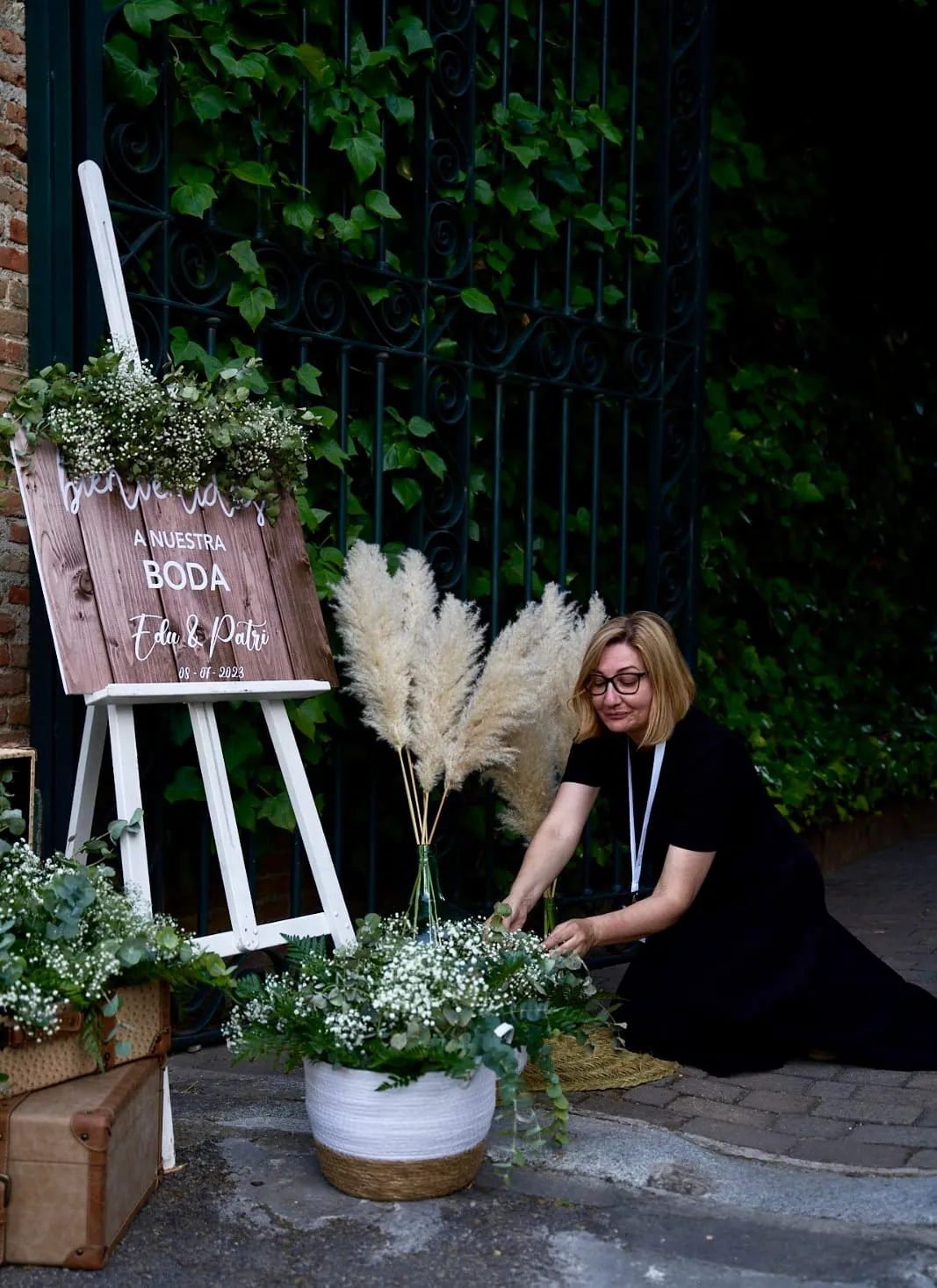 Mercedes setting up the welcome sign at a wedding