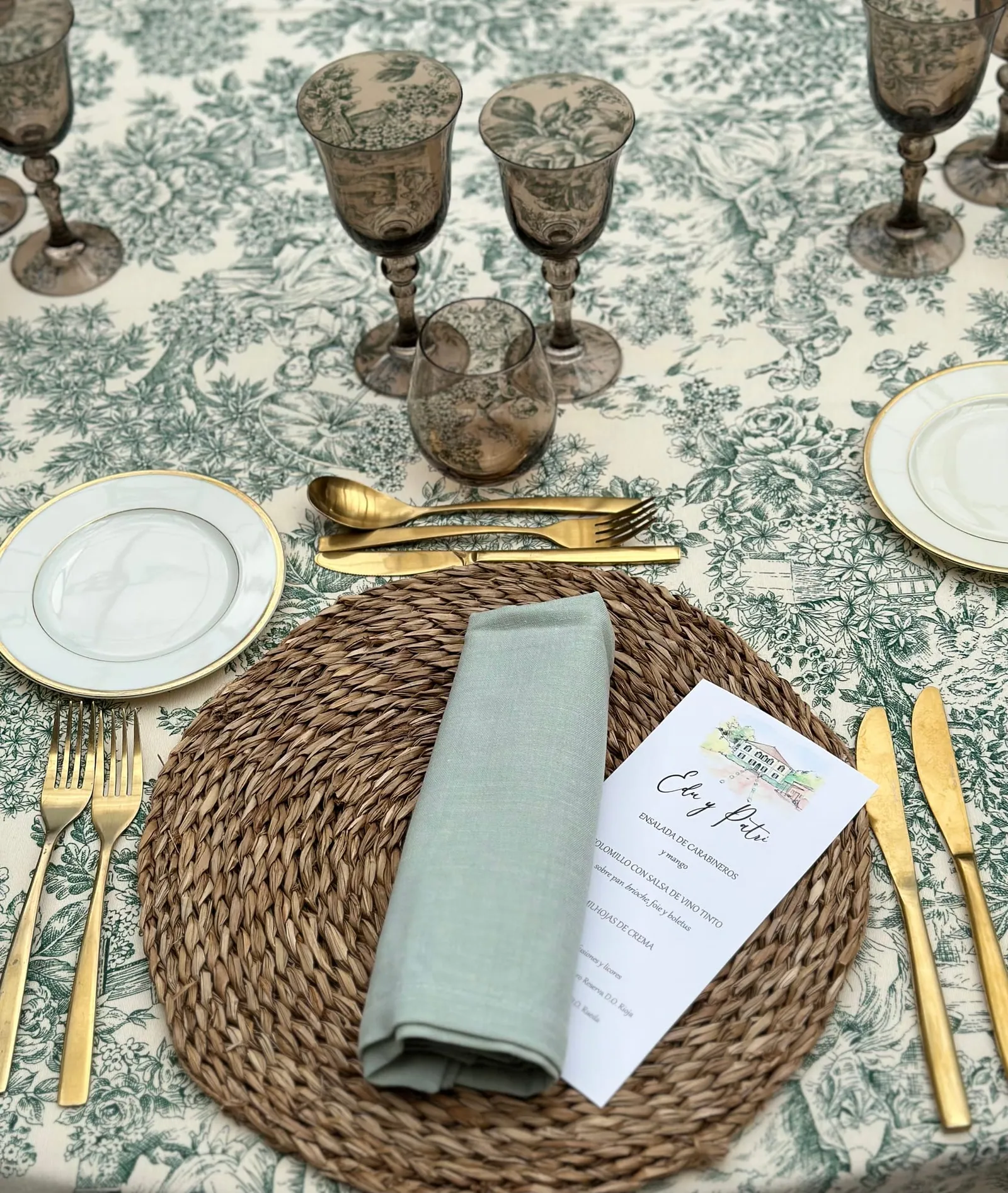 Mesa de boda con mantel toile y cubertería dorada