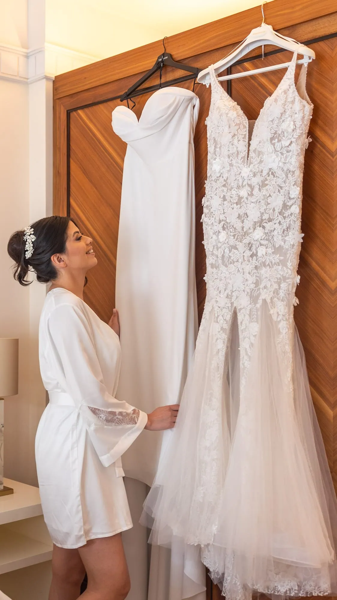 La novia junto a su vestido antes de la boda