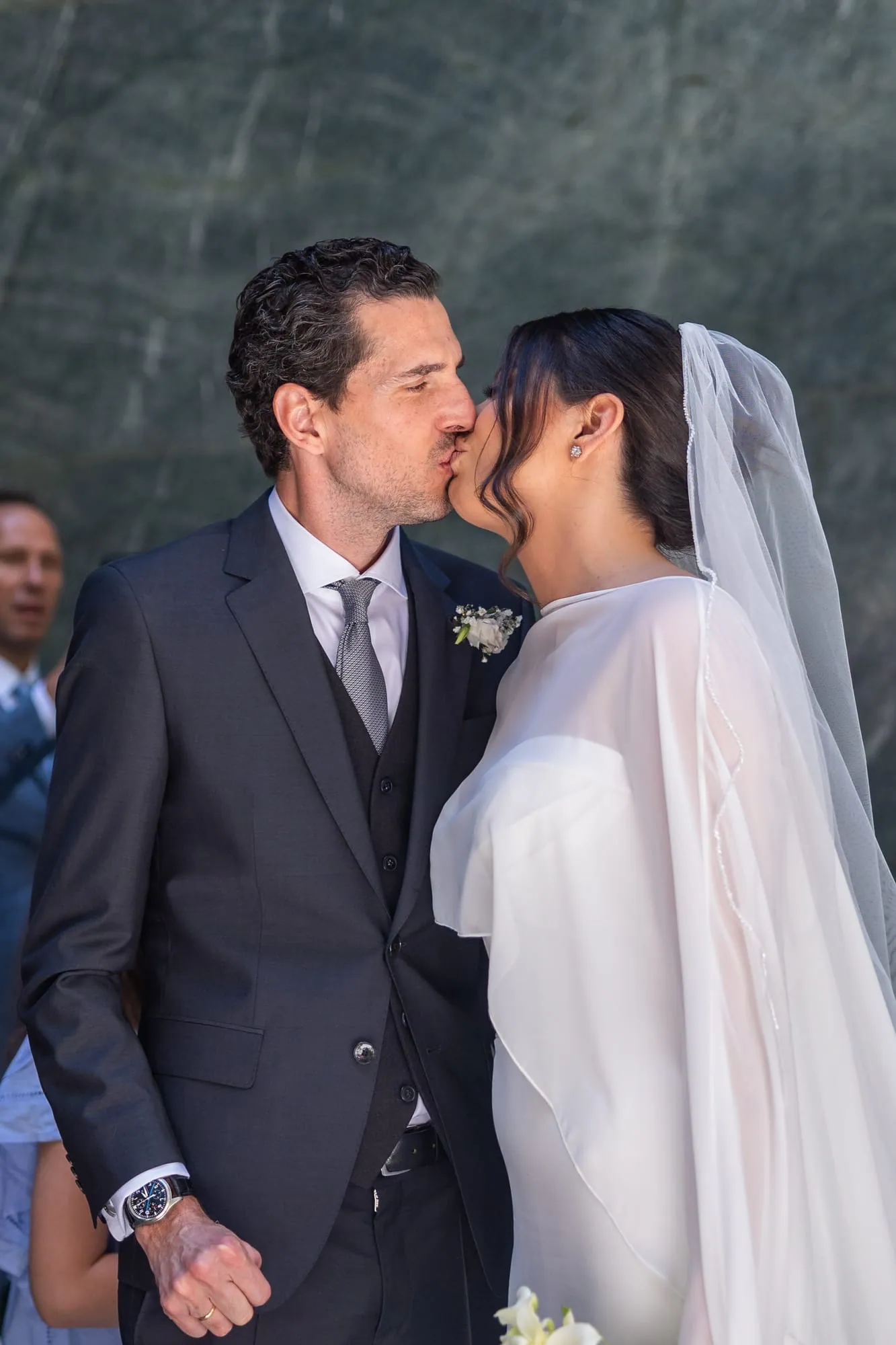 Mila y Nacho besándose en la ceremonia