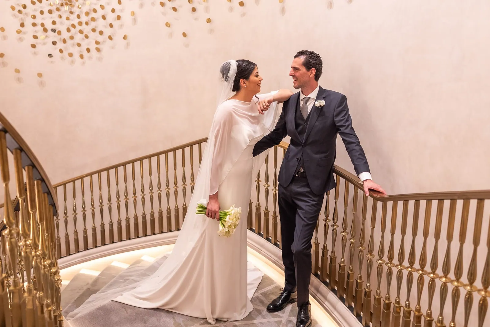 Mila y Nacho en la escalera dorada del Hotel Four Seasons de Madrid