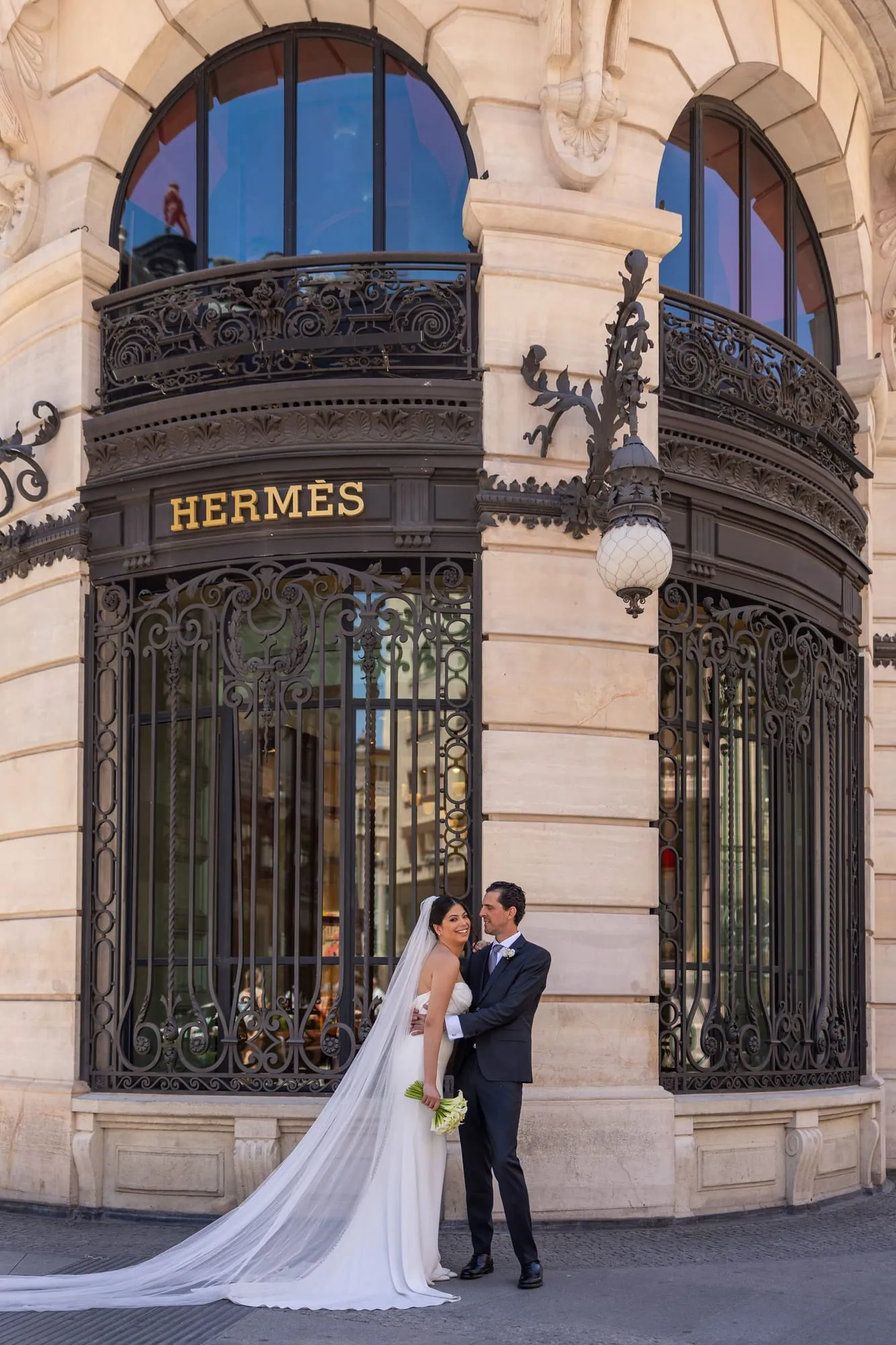 Mila y Nacho ante la fachada de Hermès, en el centro de Madrid