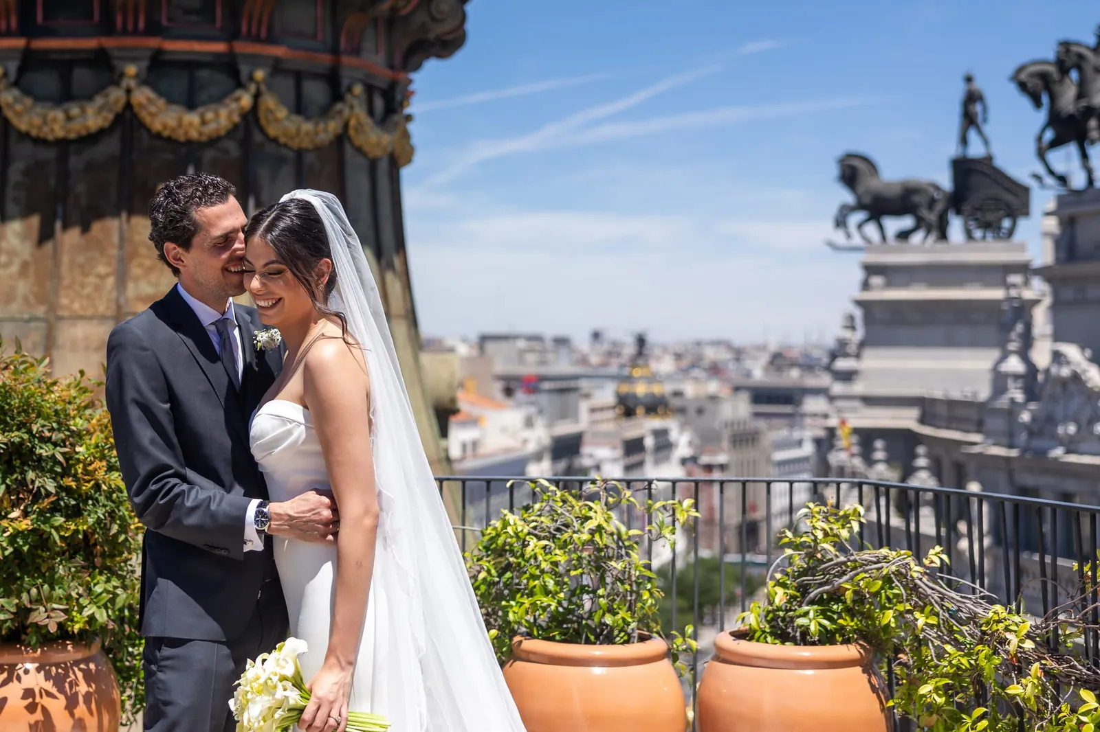 Mila y Nacho en la azotea del Four Seasons, con los tejados de Madrid de fondo