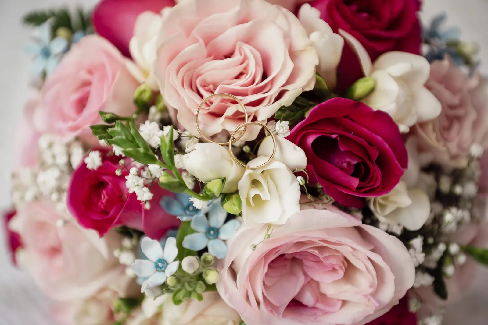 Bridal bouquet of pink and fuchsia roses
