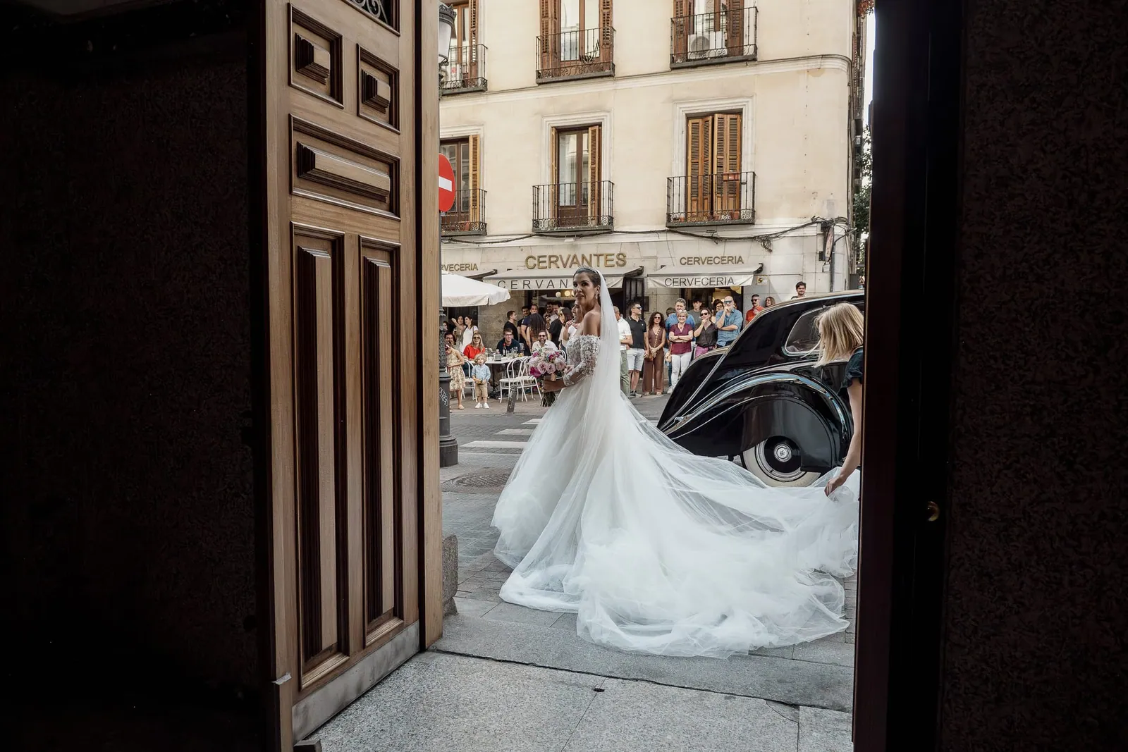Mónica saliendo del coche ante la iglesia