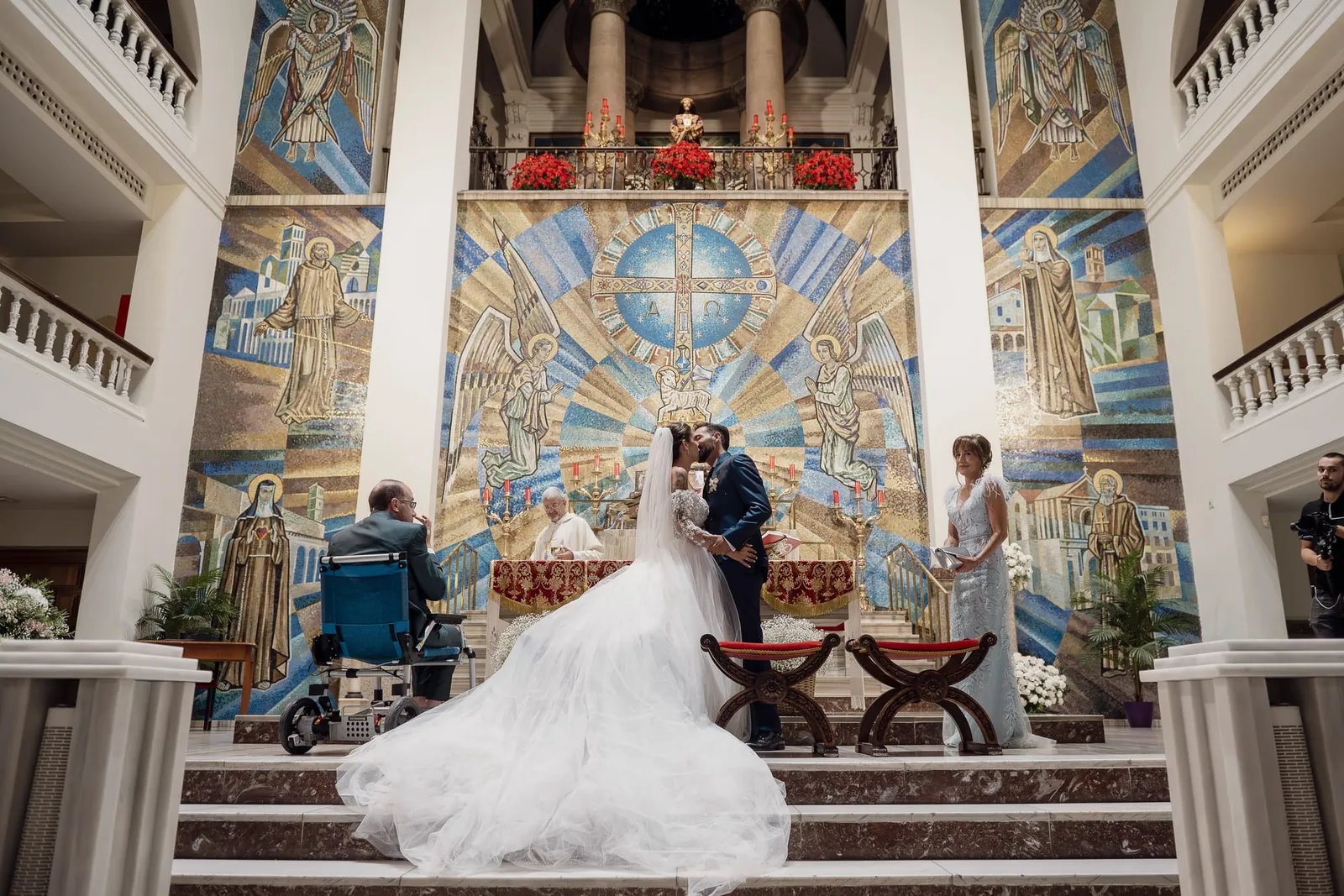 Mónica y Jesús en el altar, ante los mosaicos dorados de la iglesia