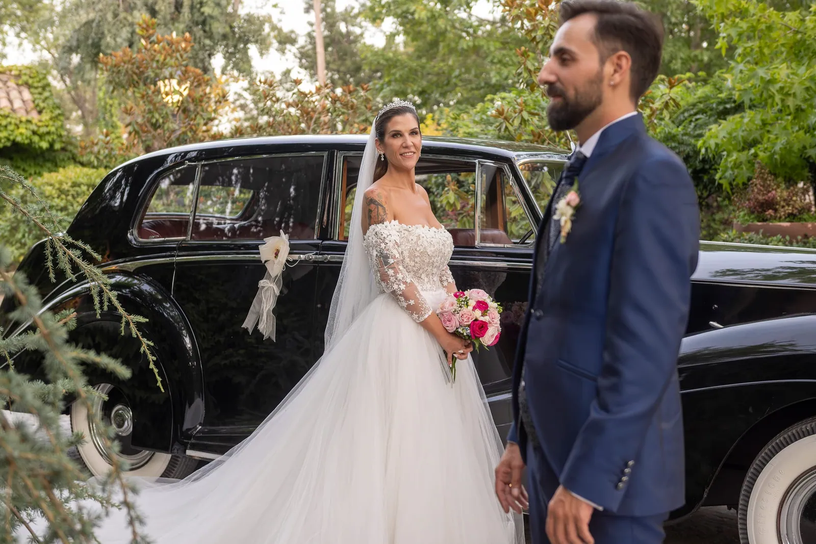Mónica y Jesús junto a un coche clásico