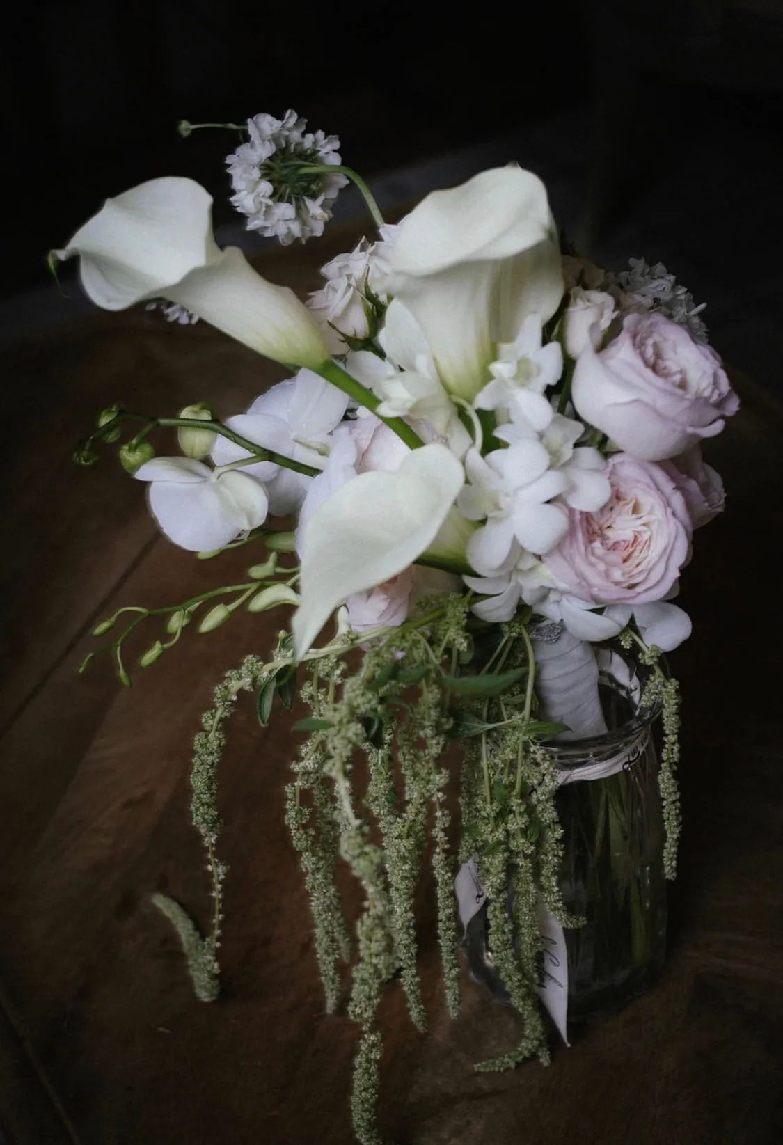 Ramo de novia de calas blancas y ranúnculos rosas